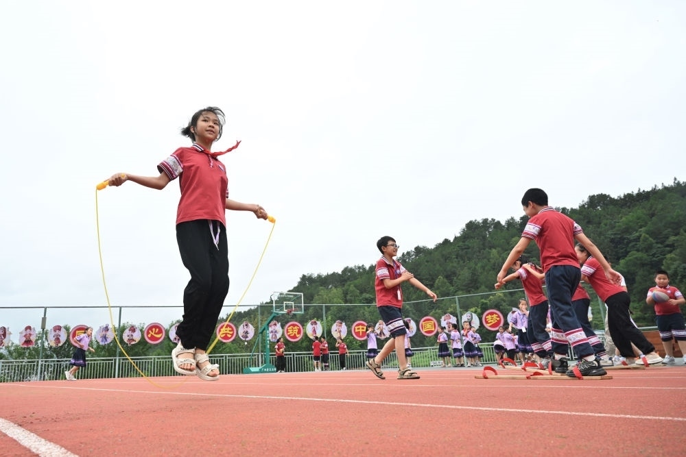 在廣西桂林市龍勝各族自治縣龍勝鎮(zhèn)第二小學，學生在大課間跳繩（2024年6月26日攝）。新華社記者 姜克紅 攝