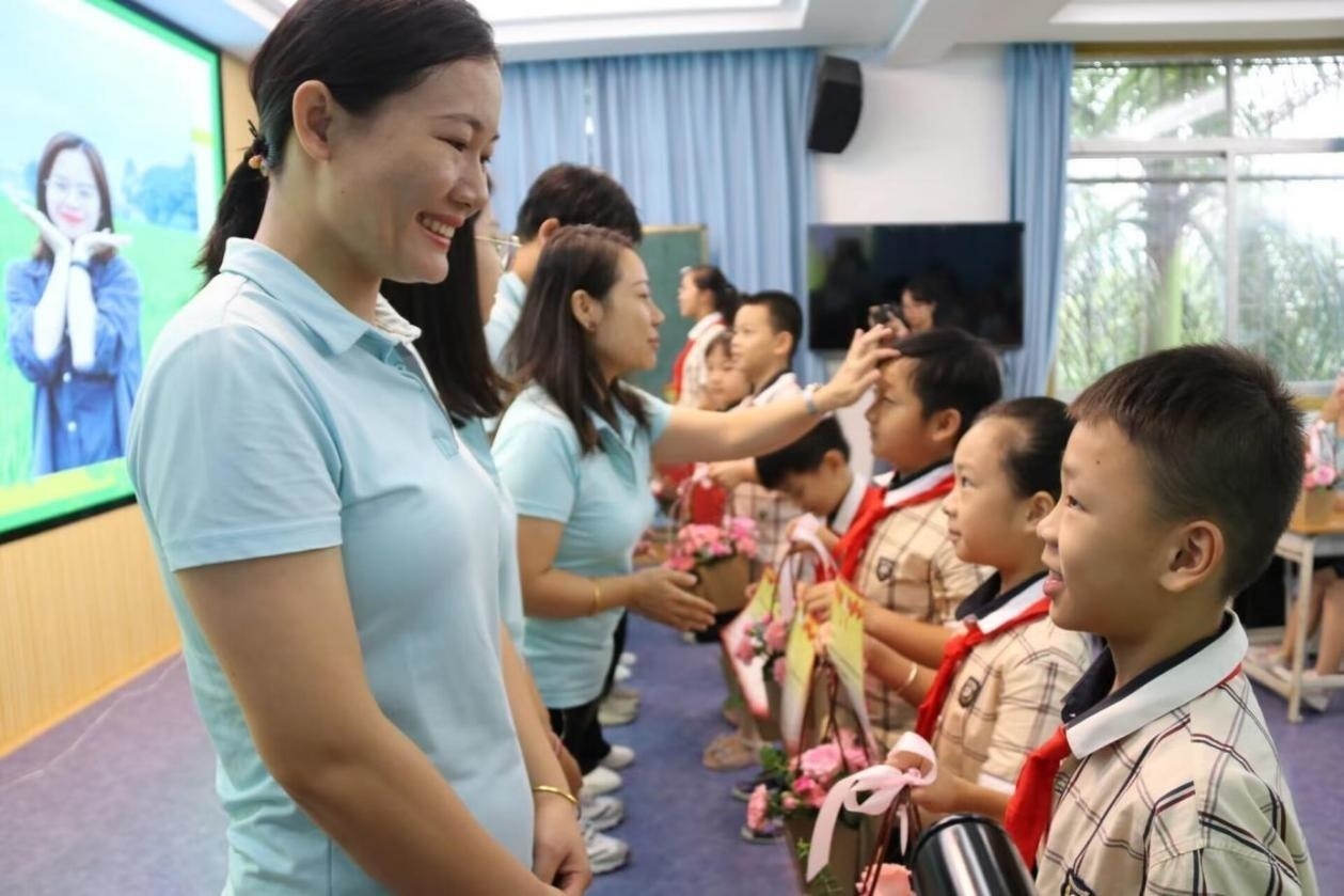 2023年教師節(jié)前，廣西南寧一所學(xué)校，學(xué)生向老師獻上鮮花、賀卡。