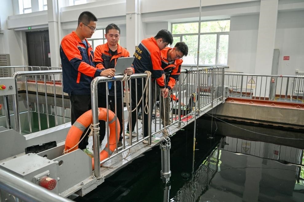 哈爾濱工程大學水聲工程學院學生在進行技術(shù)實驗。新華社記者王松 攝
