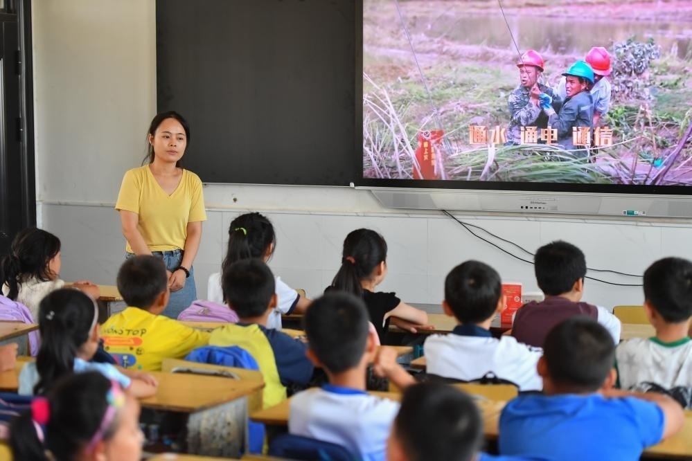 今年夏天，湖南華容縣等地遭受洪澇災(zāi)害。9月，華容縣一所學(xué)校，老師通過講述防災(zāi)救災(zāi)故事，引導(dǎo)孩子們知情、共情，汲取成長的力量。