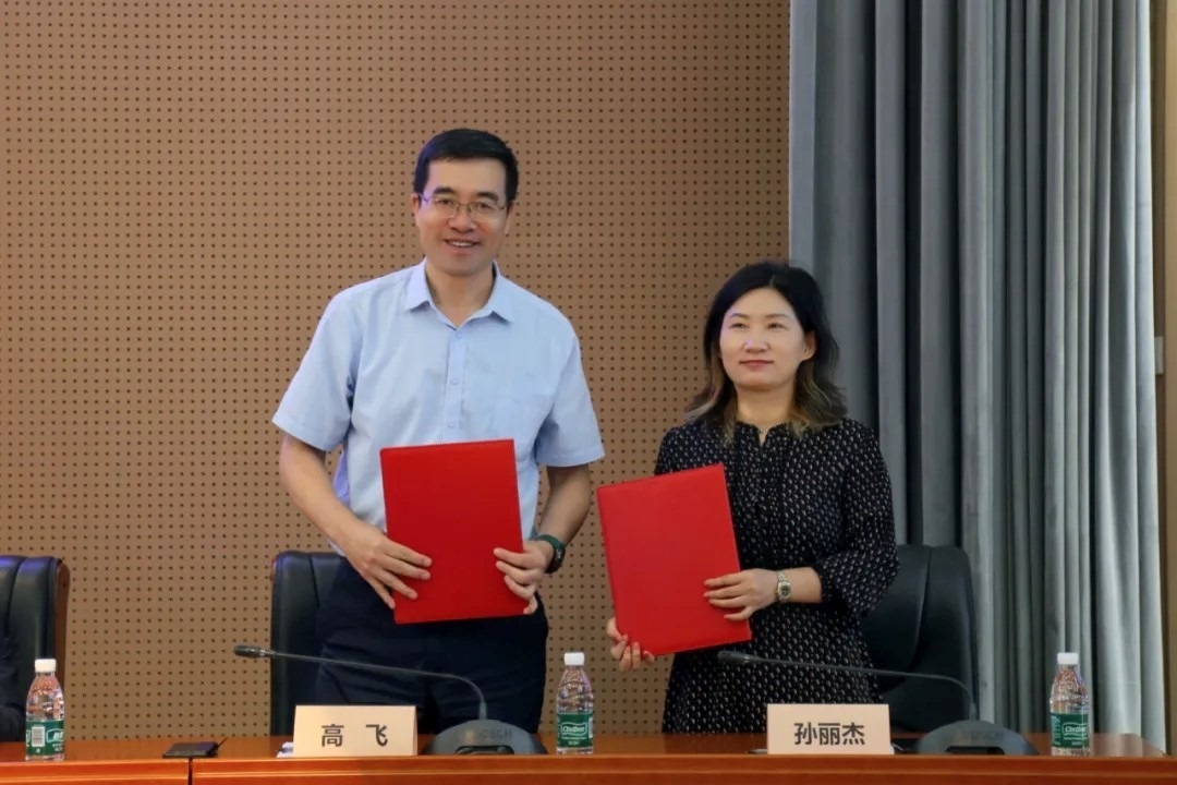 外交學院副院長高飛與中國國際科學技術(shù)合作協(xié)會執(zhí)行副會長兼秘書長孫麗杰簽署戰(zhàn)略合作備忘錄并啟動科技外交官搖籃計劃。主辦方供圖