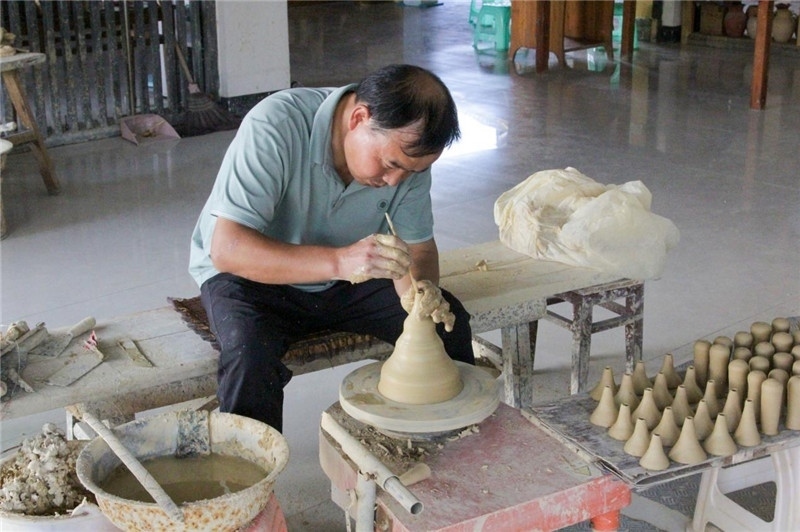 陶器是人類社會(huì)由舊石器時(shí)代發(fā)展到新石器時(shí)代的標(biāo)志之一，也是人類由野蠻走向文明的標(biāo)志，承載著人類成長(zhǎng)進(jìn)步的記憶。陶藝一條街上，母氏陶藝館內(nèi)，空氣中彌漫著陶土的芬芳。非遺傳承人母先才展示制陶技術(shù)，他神情專注、心無旁騖地打磨手中的陶坯，手中的泥土在旋轉(zhuǎn)的陶輪上漸漸成型。與土陶相伴近40年的母先才堅(jiān)守初心，傳承土陶技藝是他作為貴州省級(jí)非遺花茂土陶傳承人的“執(zhí)念”與責(zé)任。（俄羅斯《俄羅斯報(bào)》視覺內(nèi)容部副主編阿爾圖爾·杰魯諾夫攝）