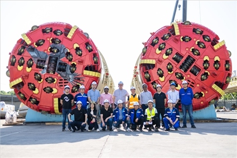 中外員工在盾構(gòu)機前合影。中國電建供圖