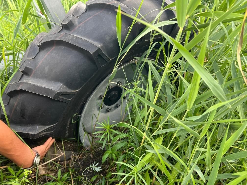 林甸縣一處大型噴灌設(shè)備癟了的輪胎。新華社記者董寶森攝