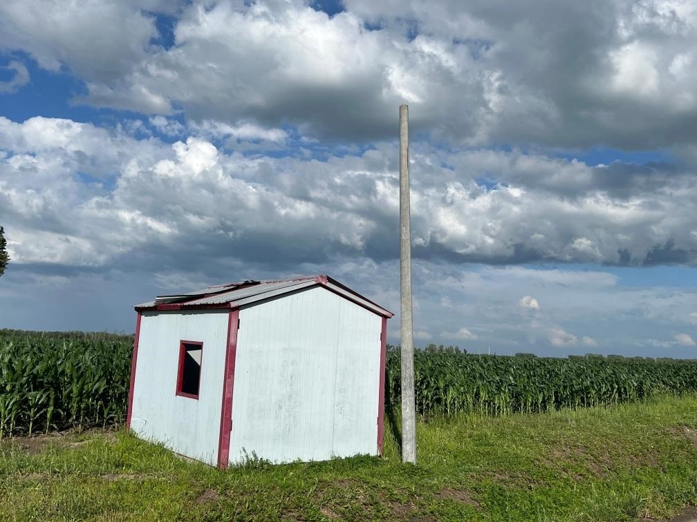 林甸縣一處保護(hù)水源井的鐵皮房出現(xiàn)破損，未見配套設(shè)備。新華社記者董寶森攝