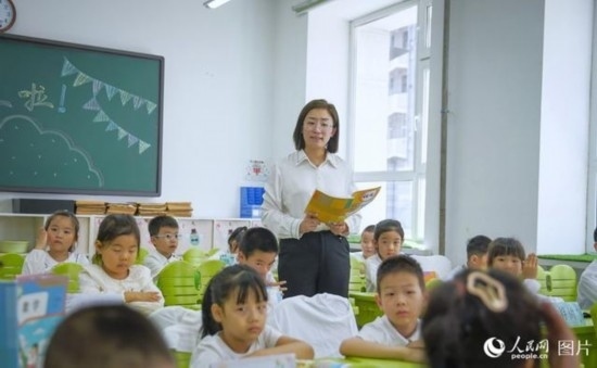 9月9日，黑龍江省哈爾濱市花園小學(xué)，語文老師正在給二年級小學(xué)生們上課。人民網(wǎng)記者 張哲鑫攝
