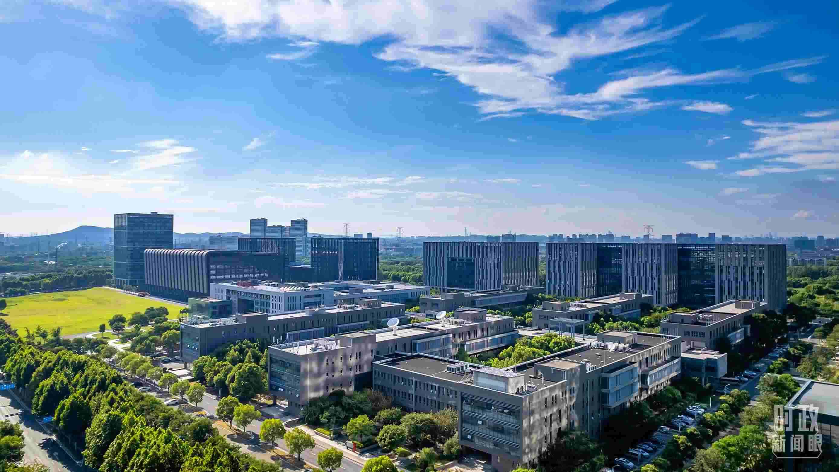  △2023年7月，習(xí)近平調(diào)研南京紫金山實驗室，強調(diào)要為實現(xiàn)高水平科技自立自強立下功勛。（圖/視覺中國）