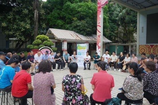  南寧市青秀區(qū)新竹社區(qū)召開(kāi)“竹聲傾談”民情懇談會(huì)。（李抒蓉 攝）