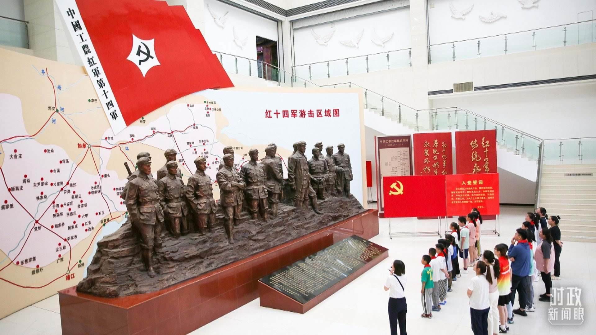 △2024年7月，江蘇南通，學(xué)生們參加暑期思政課實踐活動，參觀紅十四軍紀(jì)念館。（圖/視覺中國）
