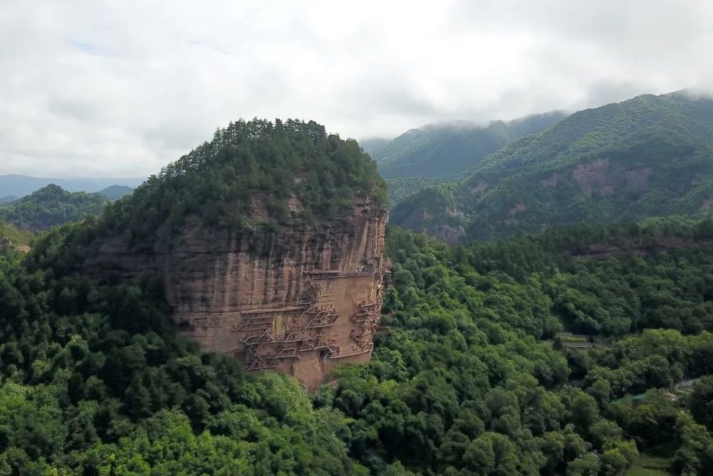 麥積山石窟全景。新華社記者 范培珅 攝