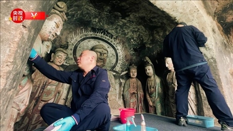 △麥積山石窟藝術(shù)研究所工作人員對石窟進(jìn)行修復(fù)