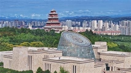 △寶雞青銅器博物院建筑外形運用高臺門闕、青銅厚土的建筑語言，氣勢恢宏，厚重威嚴(yán)。（總臺央視記者范凱拍攝）