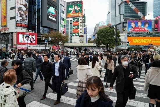 2023年11月15日，人們走過日本東京澀谷車站前的十字路口。新華社記者張笑宇攝