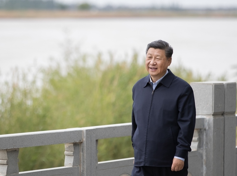 2020年6月8日，中共中央總書(shū)記、國(guó)家主席、中央軍委主席習(xí)近平在寧夏黃河吳忠市城區(qū)段了解加強(qiáng)黃河流域生態(tài)保護(hù)情況。新華社記者 王曄 攝