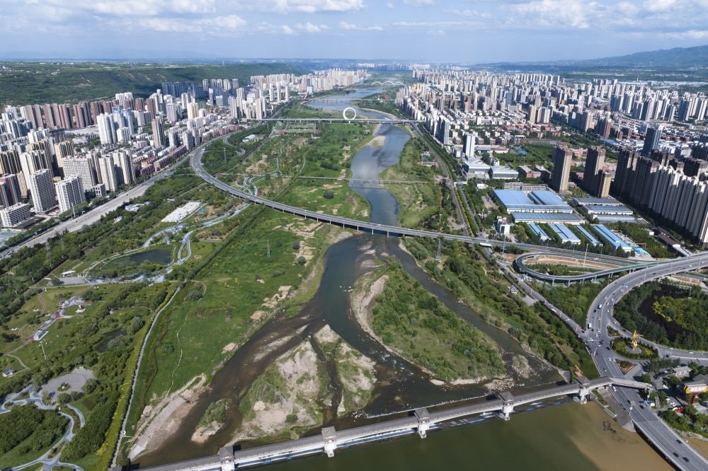 2024年5月9日在陜西省寶雞市拍攝的黃河最大支流渭河沿岸景色（無人機(jī)照片）。