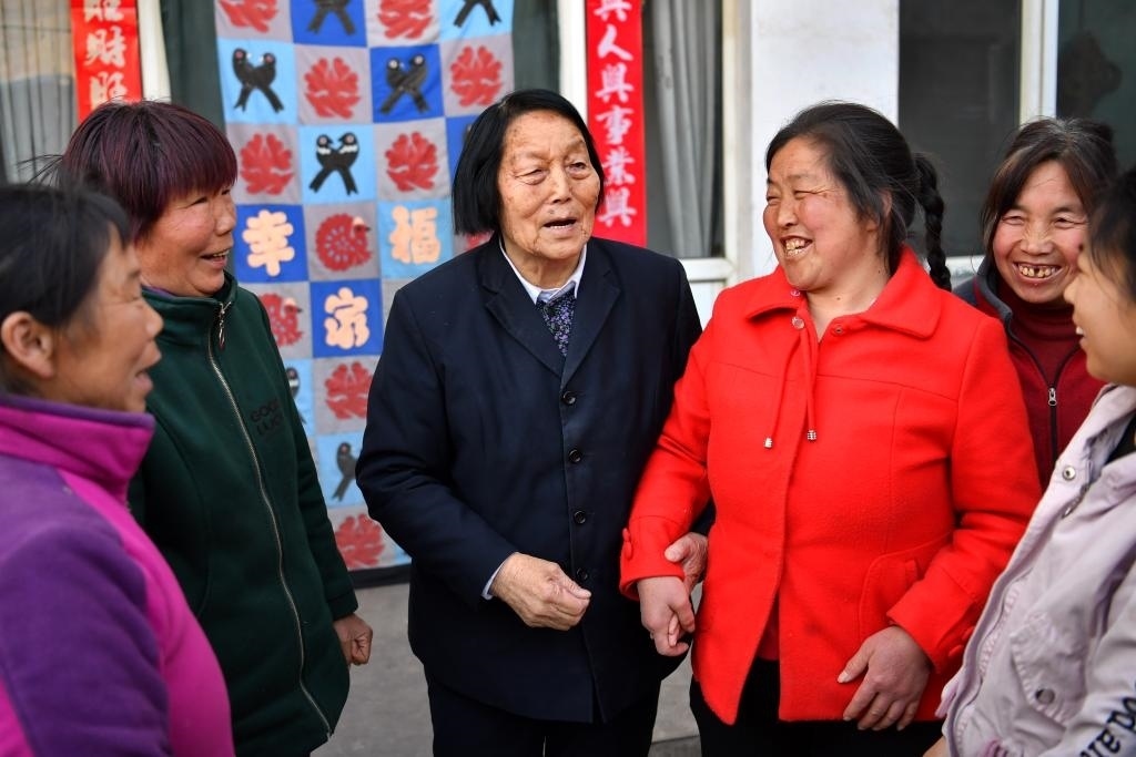 2019年3月23日，申紀(jì)蘭（左三）在山西省平順縣西溝村與村民分享全國兩會精神。新華社記者 曹陽 攝