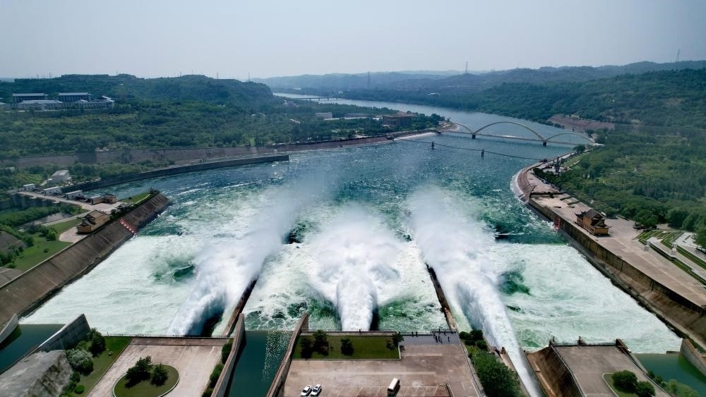 2023年6月21日，調(diào)水調(diào)沙清水下泄階段的小浪底水庫下泄基本為清水（無人機(jī)照片）。黃河調(diào)水調(diào)沙已實(shí)施22年，通過調(diào)水調(diào)沙，黃河下游河道主河槽得到全線沖刷，河床有明顯下降，行洪和過沙能力普遍提高。