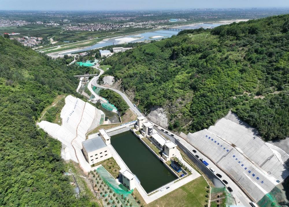 2023年7月16日，國家重大水利工程引漢濟(jì)渭工程成功實(shí)現(xiàn)先期通水，這是在陜西西安拍攝的黃池溝配水樞紐（無人機(jī)照片）。引漢濟(jì)渭工程全部建成投用后，可增加渭河入黃河水量年均6億至7億立方米。