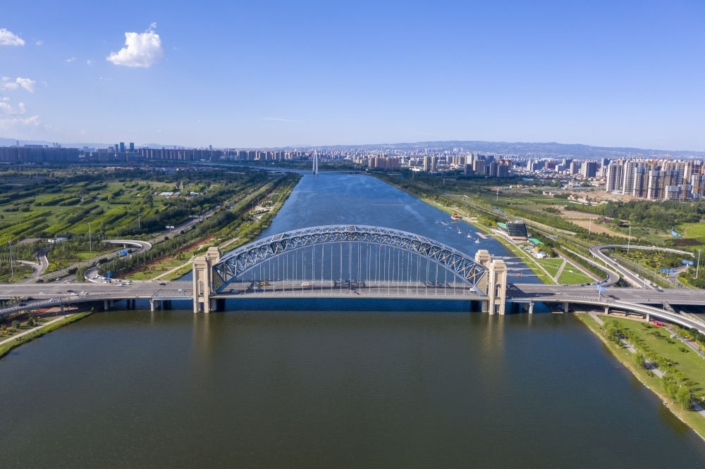 2024年6月7日在山西拍攝的汾河太原段晉陽橋（無人機(jī)照片）。汾河是黃河第二大支流。近年來，當(dāng)?shù)赝ㄟ^源頭截污、雨污分流、生物治藻等措施推進(jìn)“一泓清水入黃河”工程。今年1月至6月，太原市境內(nèi)6個(gè)地表水國考斷面優(yōu)良水體比例達(dá)到100%。