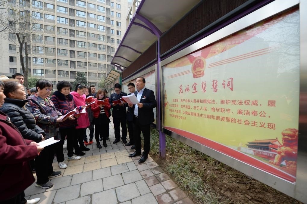 2018年3月20日，陜西寶倫律師事務(wù)所專職律師白銀濤（右一）在西安華遠(yuǎn)君城社區(qū)宣傳憲法知識。新華社記者 李一博 攝