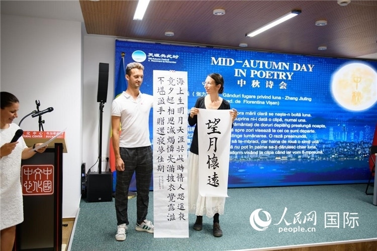 現(xiàn)場(chǎng)的羅馬尼亞書(shū)法愛(ài)好者書(shū)寫(xiě)并展示作品。傅永山攝