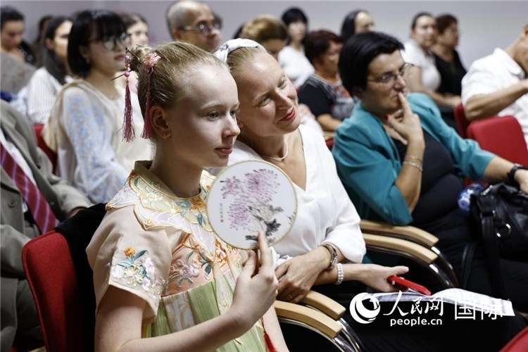 現(xiàn)在嘉賓觀(guān)看表演。傅永山攝
