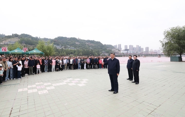 9月10日至13日，中共中央總書記、國(guó)家主席、中央軍委主席習(xí)近平在甘肅考察。這是11日下午，習(xí)近平在黃河蘭州中山橋段考察時(shí)，同在場(chǎng)的干部群眾親切交流。新華社記者 王曄 攝