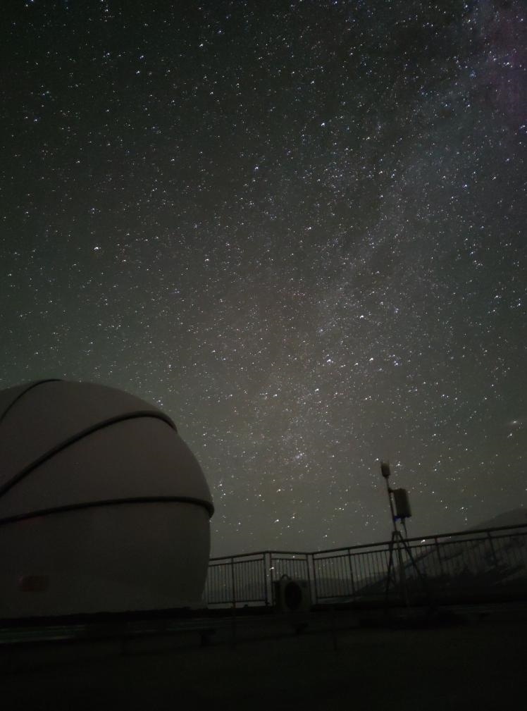 星空下的塔縣星地激光通信地面站。（中國科學(xué)院空天信息創(chuàng)新研究院供圖）