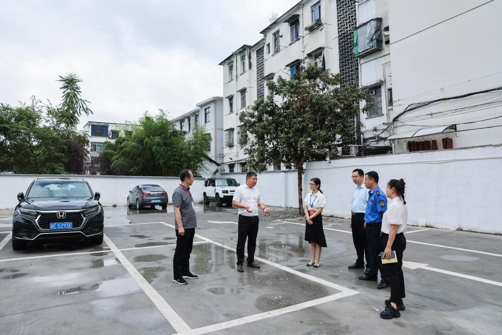 2024年9月11日，在浙江省湖州市，湖州吳興區(qū)人大代表、人大飛英街道工委代表及塔下街社區(qū)代表前往已改建的一處停車場進(jìn)行實(shí)地調(diào)研，監(jiān)督該改建項(xiàng)目的完成情況。新華社記者 徐昱 攝