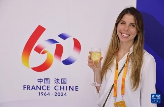 9月12日，工作人員在服貿(mào)會法國國家館展示香檳酒。新華社記者 戚曉毅 攝