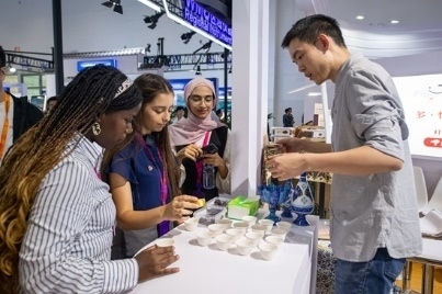 觀眾正在品嘗伊朗的藏紅花茶。人民網(wǎng)記者 翁奇羽攝