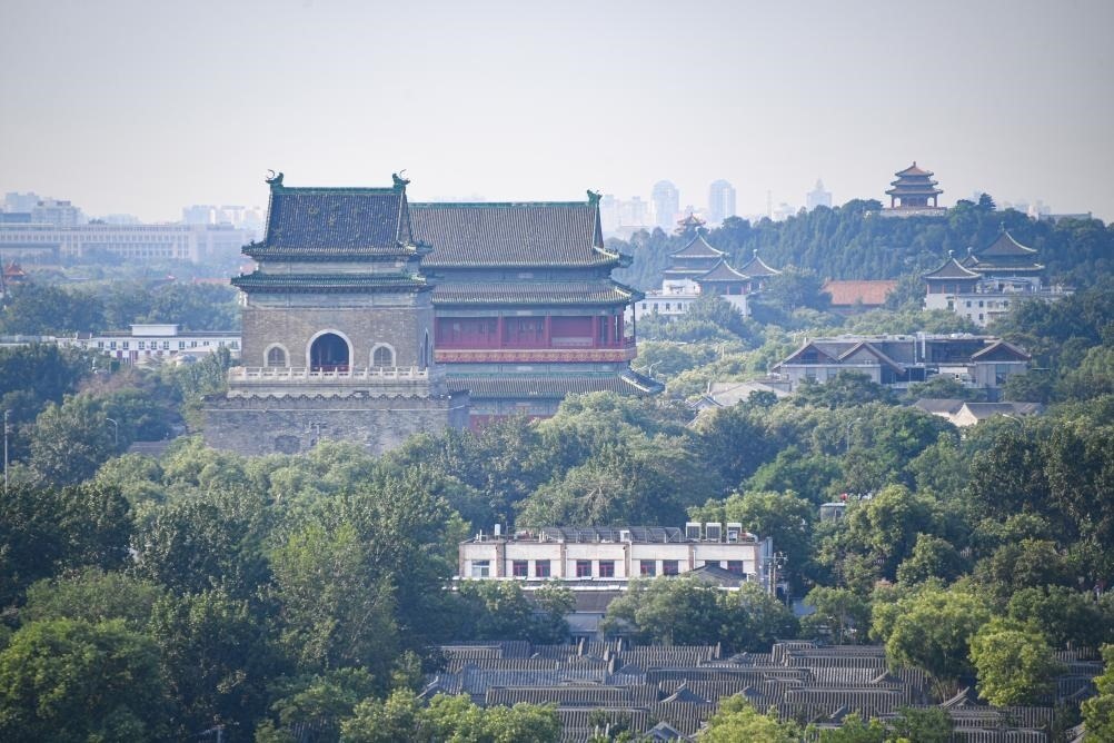 遠(yuǎn)眺北京中軸線上的鐘鼓樓與景山（2024年7月20日攝）。新華社記者 陳鐘昊 攝