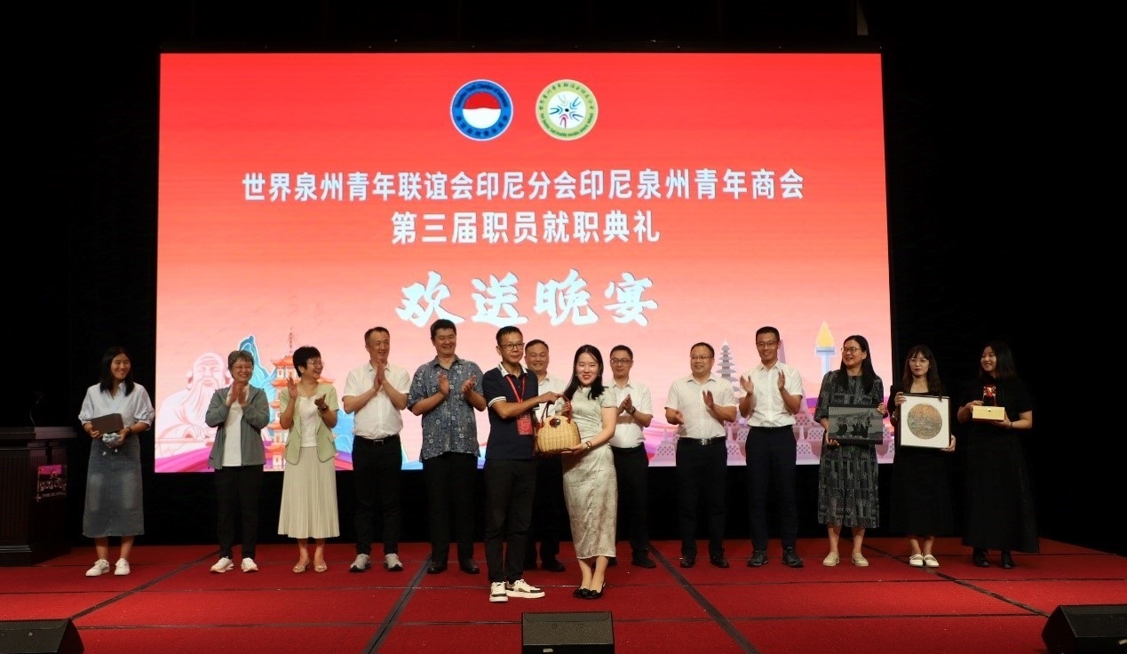 工藝大師們向阿拉扎大學(xué)孔子學(xué)院捐贈手工藝術(shù)品。阿拉扎大學(xué)孔子學(xué)院供圖