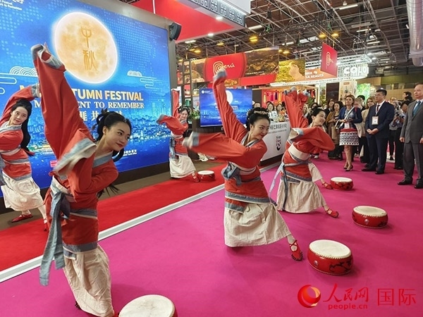 “你好！中國”展臺開幕式上的中國傳統(tǒng)舞蹈表演。人民網(wǎng)記者 尚凱元攝