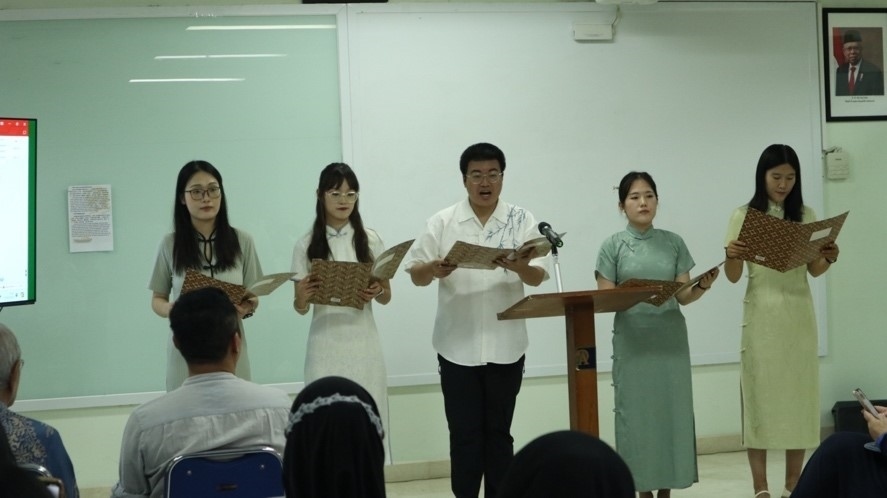阿拉扎大學(xué)孔子學(xué)院志愿者教師表演詩朗誦。活動主辦方供圖