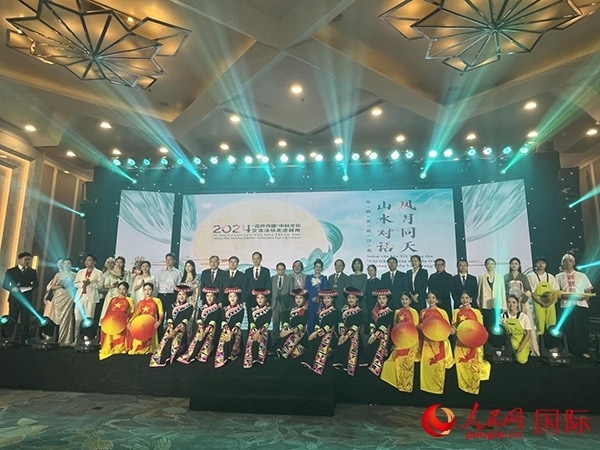 兩國嘉賓與中越藝術(shù)家現(xiàn)場合影。人民網(wǎng)記者 楊曄攝