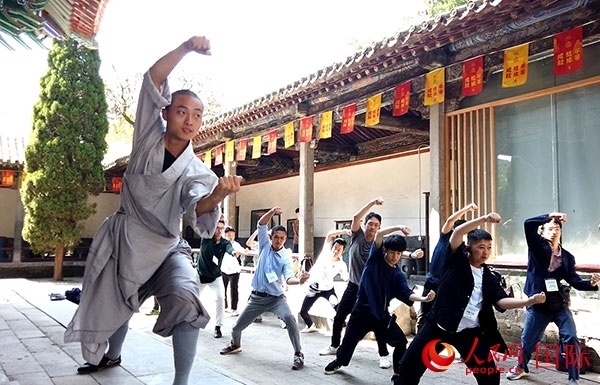 日本少林寺拳法青年代表團(tuán)體驗(yàn)體驗(yàn)少林十三拳。人民網(wǎng)記者 張靖攝