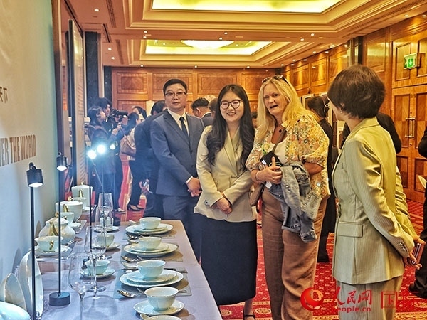英國(guó)觀眾參觀“景德鎮(zhèn)制”區(qū)域品牌新品。人民網(wǎng)記者 邢雪攝