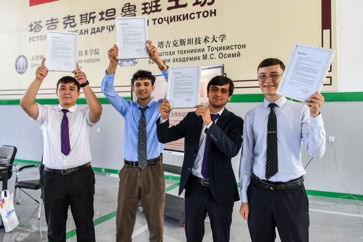 2024年7月3日，在塔吉克斯坦首都杜尚別，魯班工坊赴華留學(xué)生展示錄取通知書。新華社記者 曹陽 攝