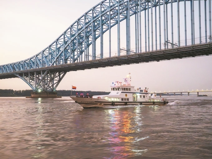 8月12日，長(zhǎng)江航運(yùn)公安局南京分局組織民警輔警駕乘警用巡邏船在轄區(qū)水域開(kāi)展巡邏檢查。江寧攝