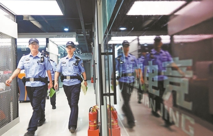 ▲7月6日，山西省新絳縣公安局龍興派出所組織警力對(duì)網(wǎng)吧等場(chǎng)所進(jìn)行集中治安檢查。高新生攝