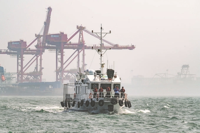 ?7月5日，秦皇島出入境邊防檢查站聯(lián)合秦皇島市公安局水陸巡特警支隊(duì)開(kāi)展海上聯(lián)合巡航。陳凈萱攝