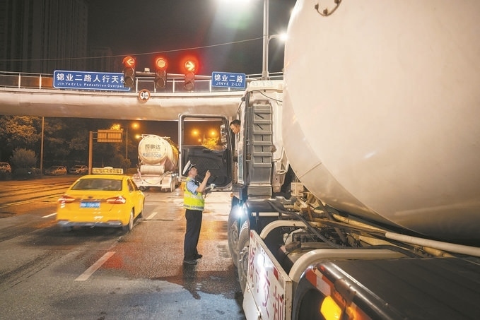 7月25日，陜西省西安市公安局交警支隊(duì)開(kāi)展全市中重型貨車(chē)及面包車(chē)違法異地互查整治行動(dòng)。孫崇明攝