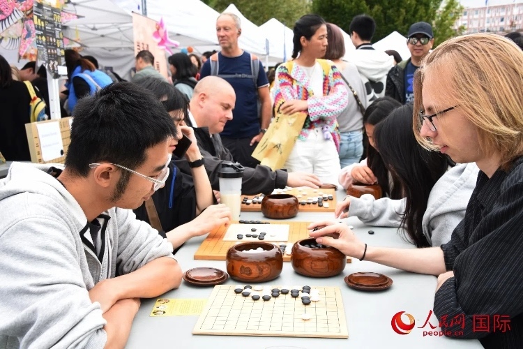 圍棋博弈。人民網(wǎng)記者 殷淼攝