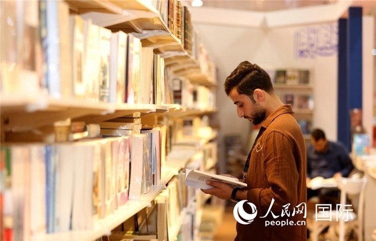 一位民眾在讀書。人民網(wǎng)中東中心分社奧馬爾·哈利勒攝