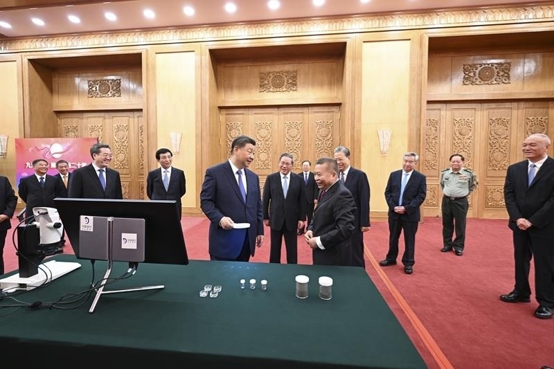 △2024年9月23日，習(xí)近平總書記等參觀月球樣品和探月工程成果展覽。