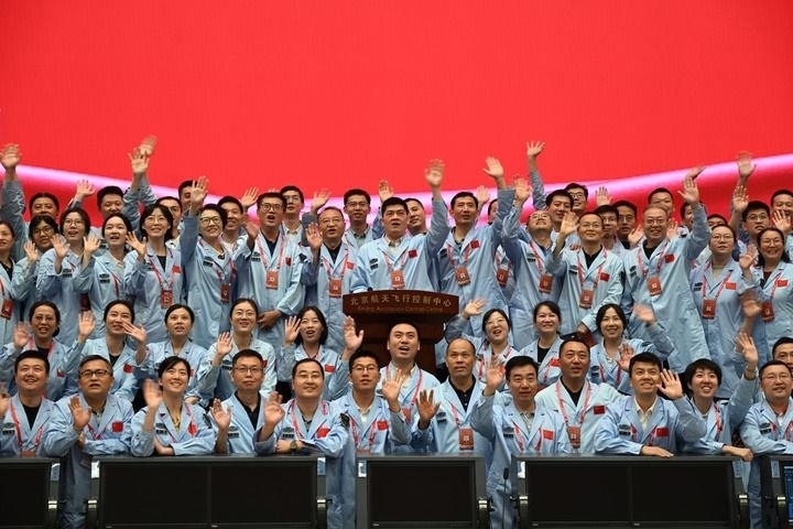 △2024年6月25日，嫦娥六號(hào)任務(wù)圓滿成功后，工作人員在北京航天飛行控制中心合影。