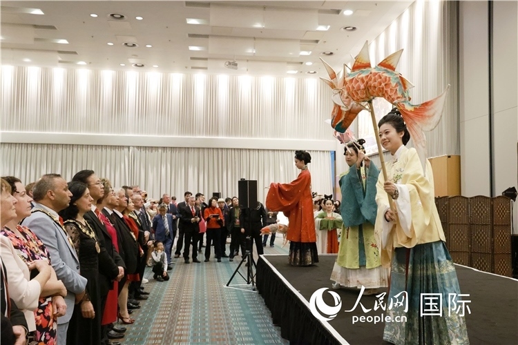 2、留學生表演了漢服展示《絲路霓裳》。邢雪攝
