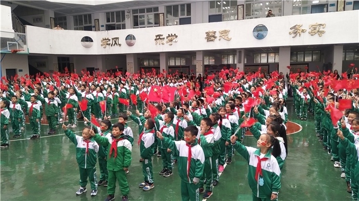發(fā)揮全環(huán)境協(xié)同育人，康定市回民小學(xué)學(xué)生從小牢固樹立愛國主義精神。資料圖片