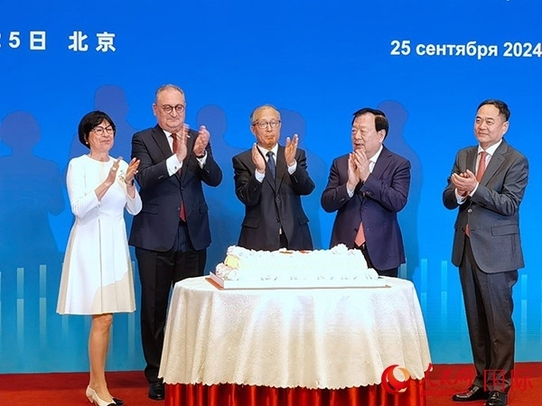 中共中央政治局委員、全國人大常委會(huì)副委員長李鴻忠（中），夏寶龍主席（右二），楊萬明會(huì)長（右一）和莫爾古洛夫大使（左二）、大使夫人莫爾古洛娃（左一）在招待會(huì)上共切蛋糕。人民網(wǎng)記者 李明琪攝